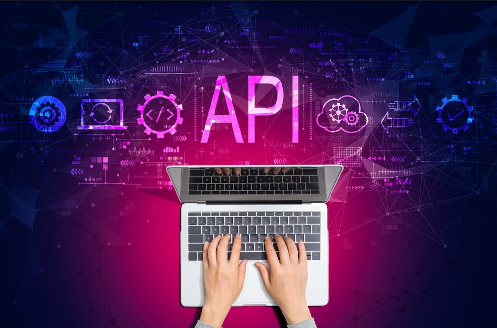 imagem ilustrando uma pessoa no computador simulando um ataque hacker em api